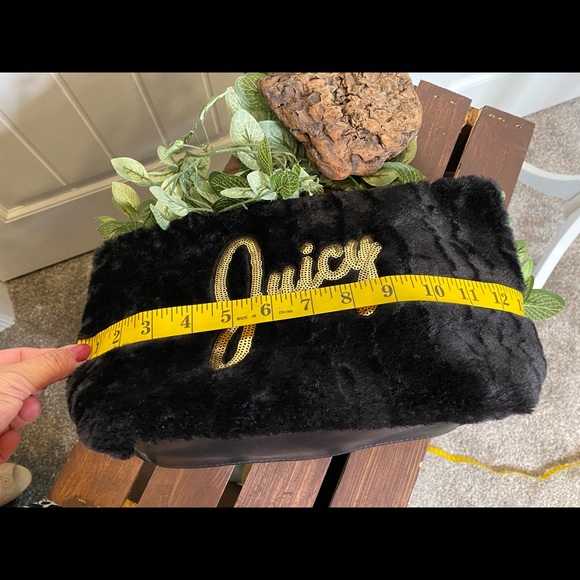 New! Juicy Couture Black Faux Fur Cosmetic Bag - Picture 14 of 15
